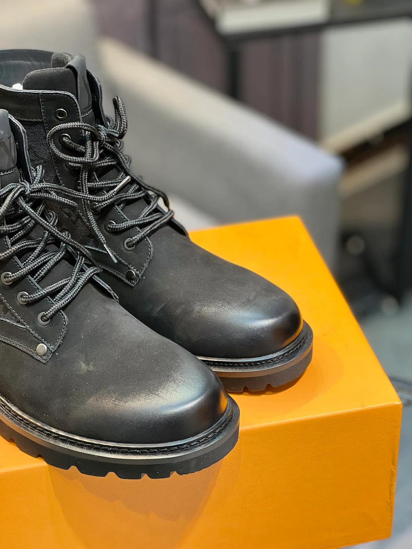 Men's shoes 💰920 L Home - the latest LV men's business casual boots, luxury and nobility are a must. They are all made of imported original first-layer cowhide, just to create a more comfortable wearing experience. ➕Top imported water-dyed full cow lining, original high wear-resistant outsole! 👏👏 Size: Male 39-44; (38 45 46 customized)